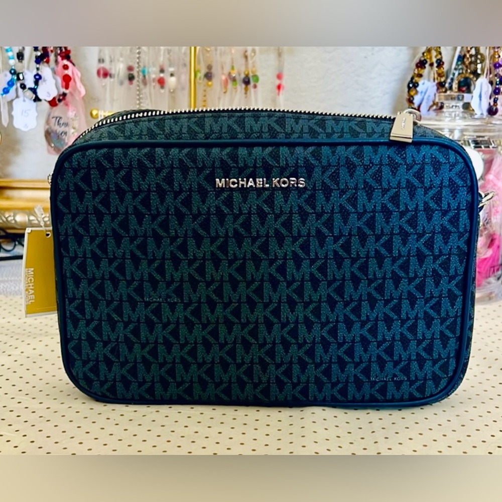 NWT MICHEAL KORS Midnight blue “Jet-set” East-west signature style bag.